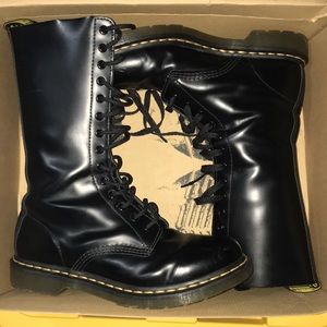 Black lace up Dr.Martens boots!🖤